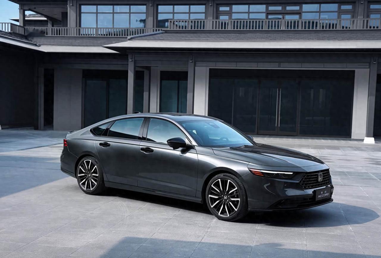 上周末带孩子去试驾，销售打开后门那一刻，我儿子直接不下来了。后排有动画片，中间有