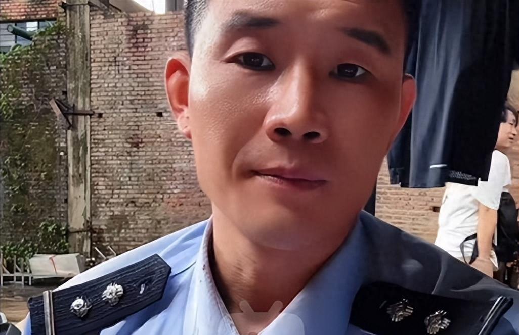 [点赞]9月10日，云南警方接到报案，“嘎子”谢孟伟在直播带货时，身穿警服直播
