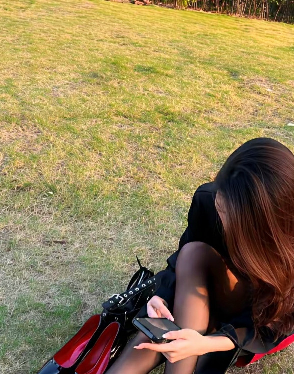 草地上的黑丝小姐姐(๑>؂<๑）