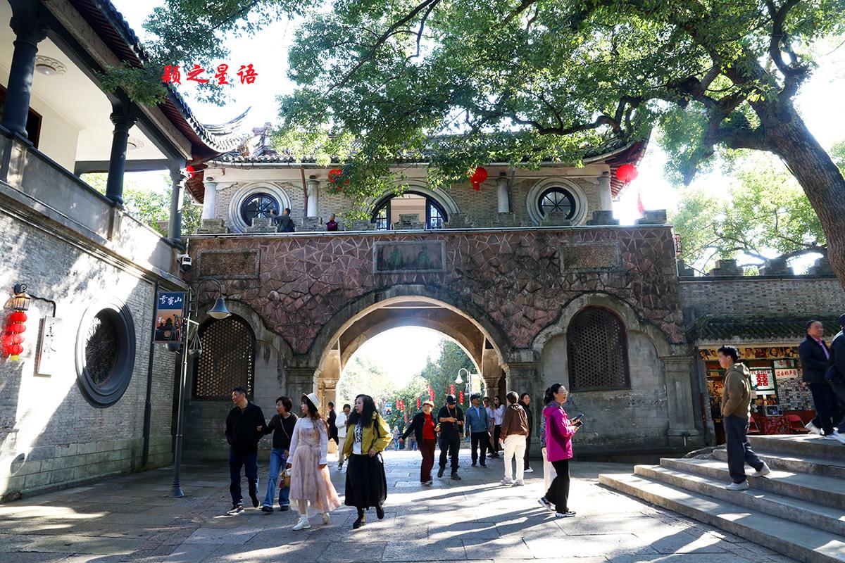 浙江省宁波市奉化区溪口镇的有座武关式城门建筑，蒋介石1930年请人建于武山之侧，