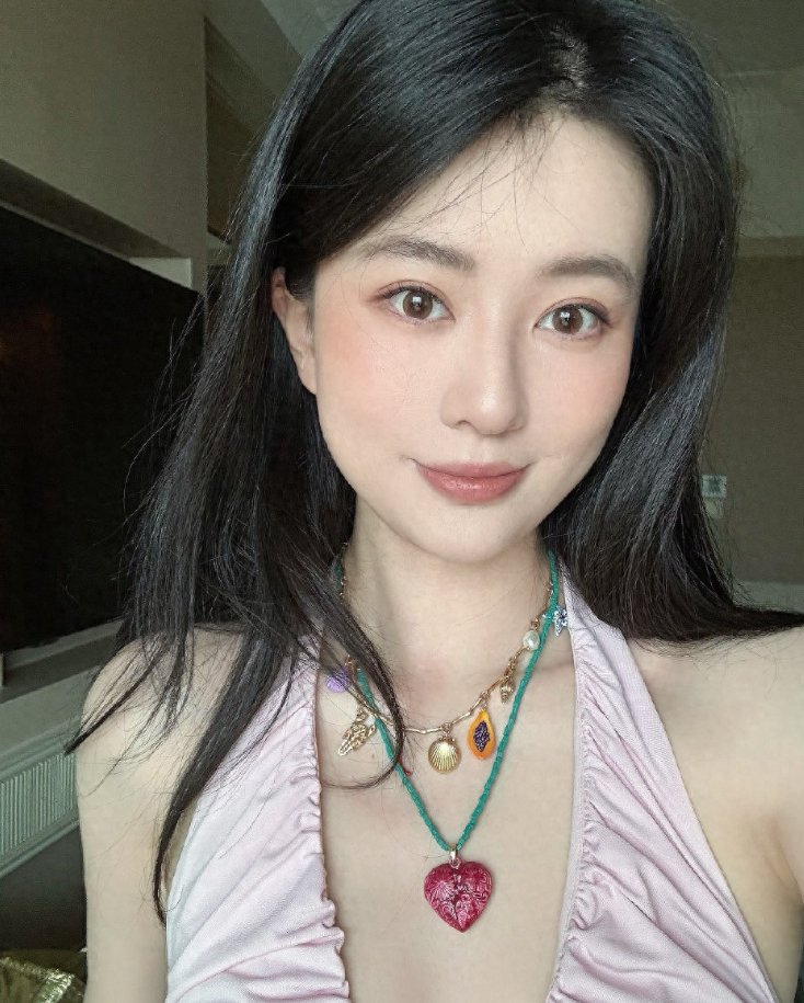 31岁乔欣嫁豪门后惬意生活：约友打网球，状态超棒