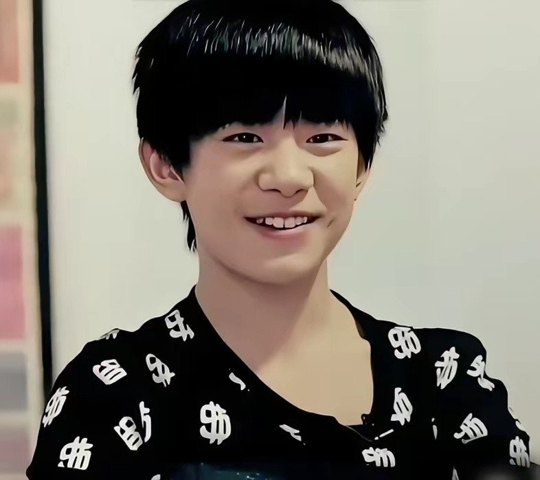 终于搞明白了易烊千玺这个名字是怎么来的了他爸爸并不姓易烊，而是姓易，他爸姓易，“