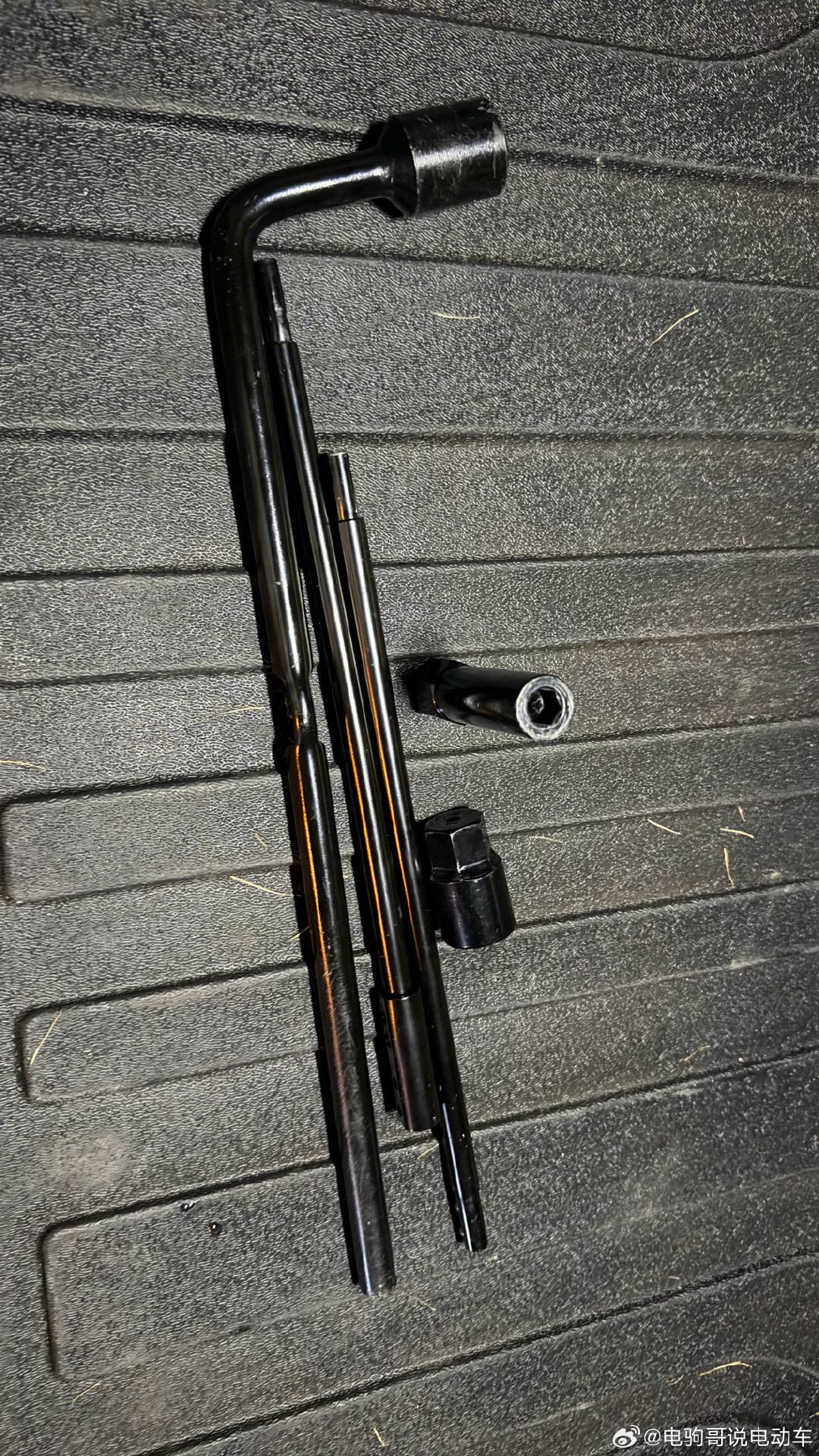 今天开豹5闪充版在根河扎胎了，是被一颗石子扎破了轮胎…换胎的过程中，发现车里没有螺丝刀，翻了翻豹5闪