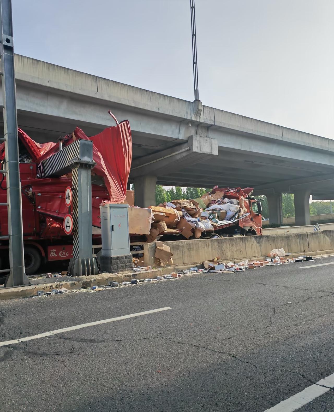 限高杆用实力证明了自己！早高峰惊魂一幕！大货车硬闯限高，直接被桥洞“削”成了