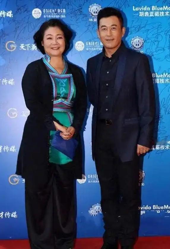 1991年，萨日娜为能分到11平米房子，258元彩礼就嫁给同学潘军，婚后