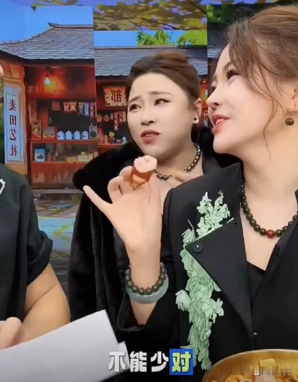 初瑞雪卖红肠内涵蛋蛋卖“高仿”哈肉联！继初瑞雪与蛋蛋的车厘子大战后，初瑞雪又