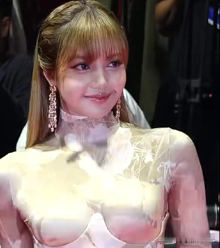 这么多年过去，Lisa真是一点都没变，依旧是那张胶原蛋白满满的娃娃脸，漂亮可爱依