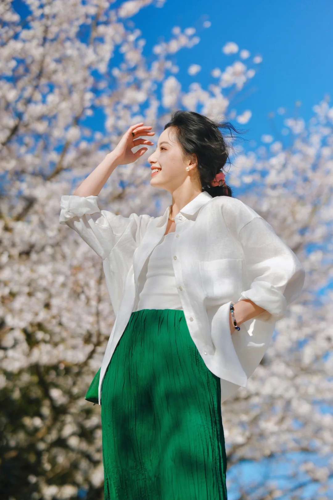 明媚的不是春天，而是樱花树下的你