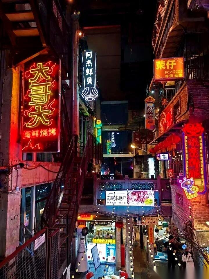 深圳文和友，当年门口排队能绕三圈，拿个号够你打三局王者荣耀的地方。现在呢？我