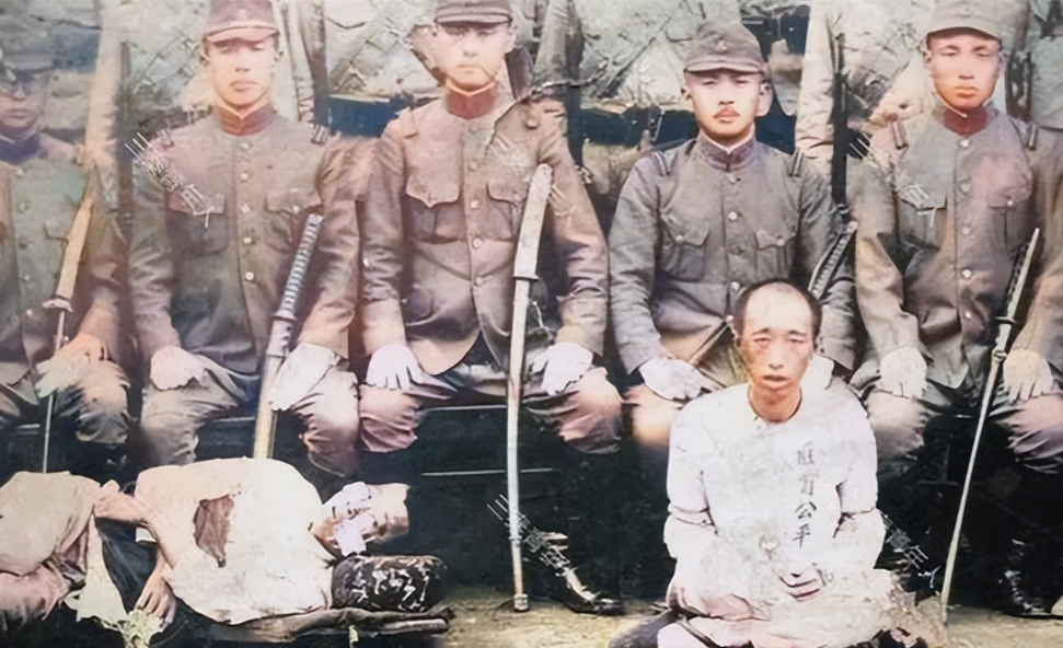 1939年，日本关东军司令门口，两名抗日首领牺牲前留下的最后照片，在日军拍下的镜
