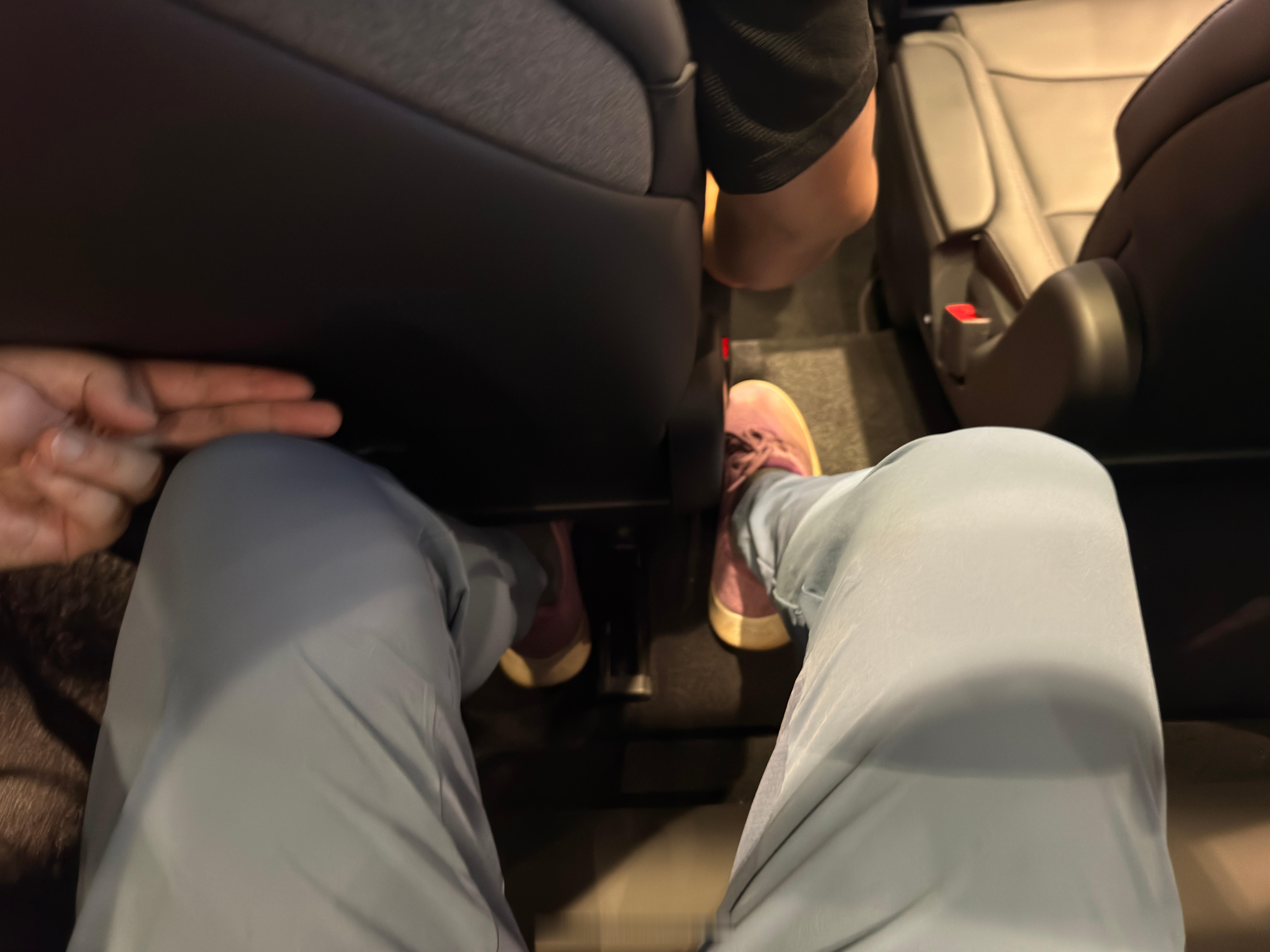 下午去特斯拉店里看了看6座版ModelY：1、腿部空间，二排1.5拳时，三排2