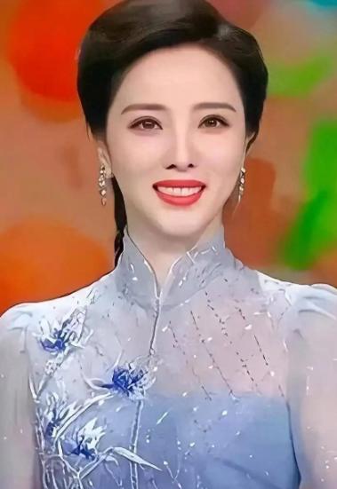狐狸尾巴藏不住？李思思离开央视原因曝光，原来“野心”不止于此说起李思