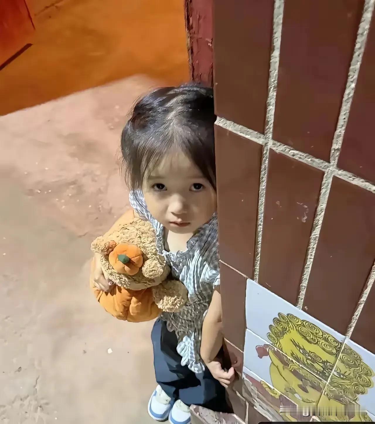 邻居家的小女孩，才两岁多，爸妈就离婚了，她判给了爸爸。爸爸去上班的时候，她一个人