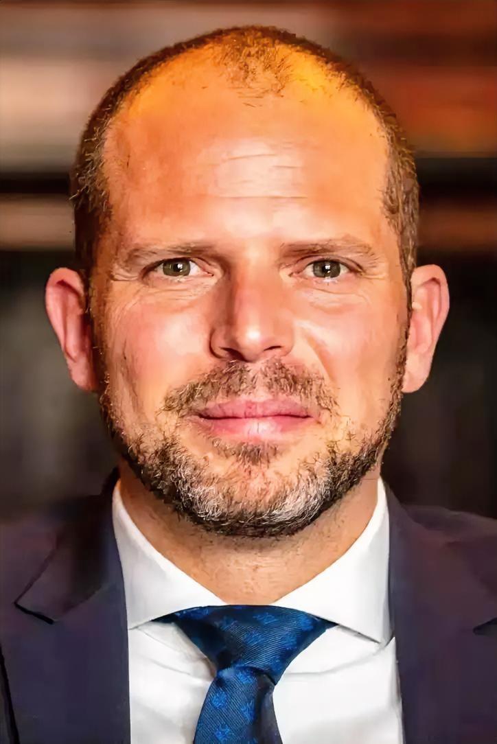 当比利时防长弗兰肯在议会大厅抛出