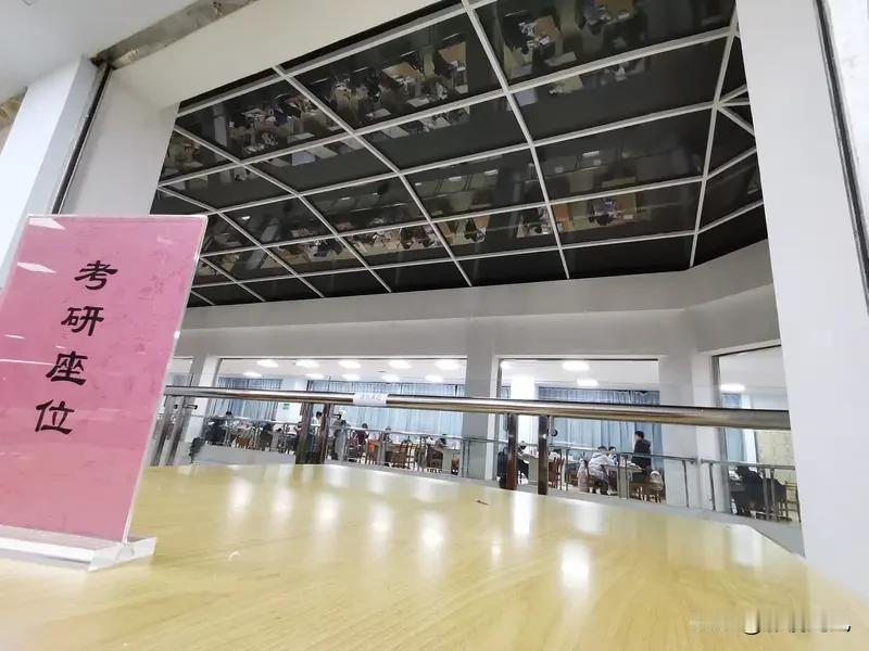 考研、考公、考编热度持续高位，求稳心态明显“求稳”，成了当下年轻人就业的关键词。