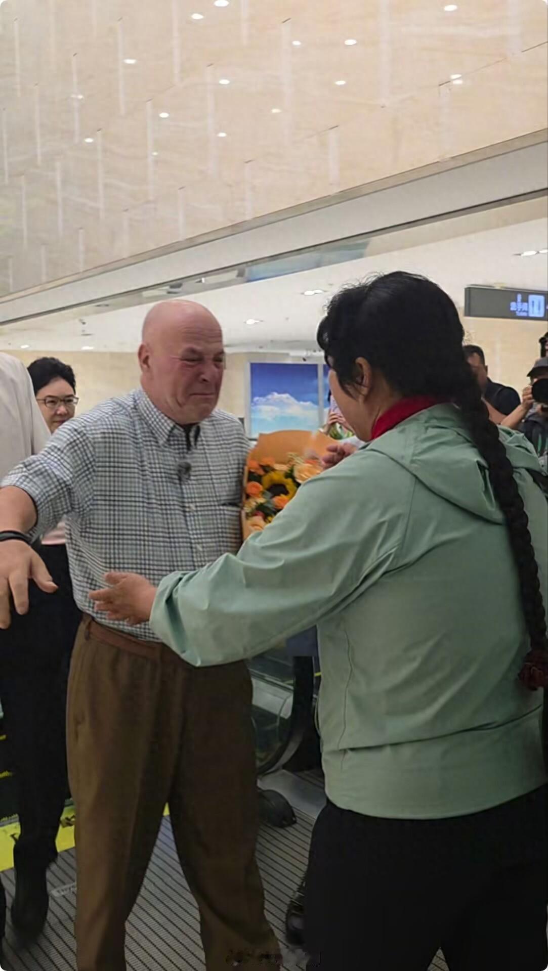 内蒙古鄂尔多斯，阔别26年，美国友人赛考斯再次踏上这片土地，走进治沙人殷玉珍的家