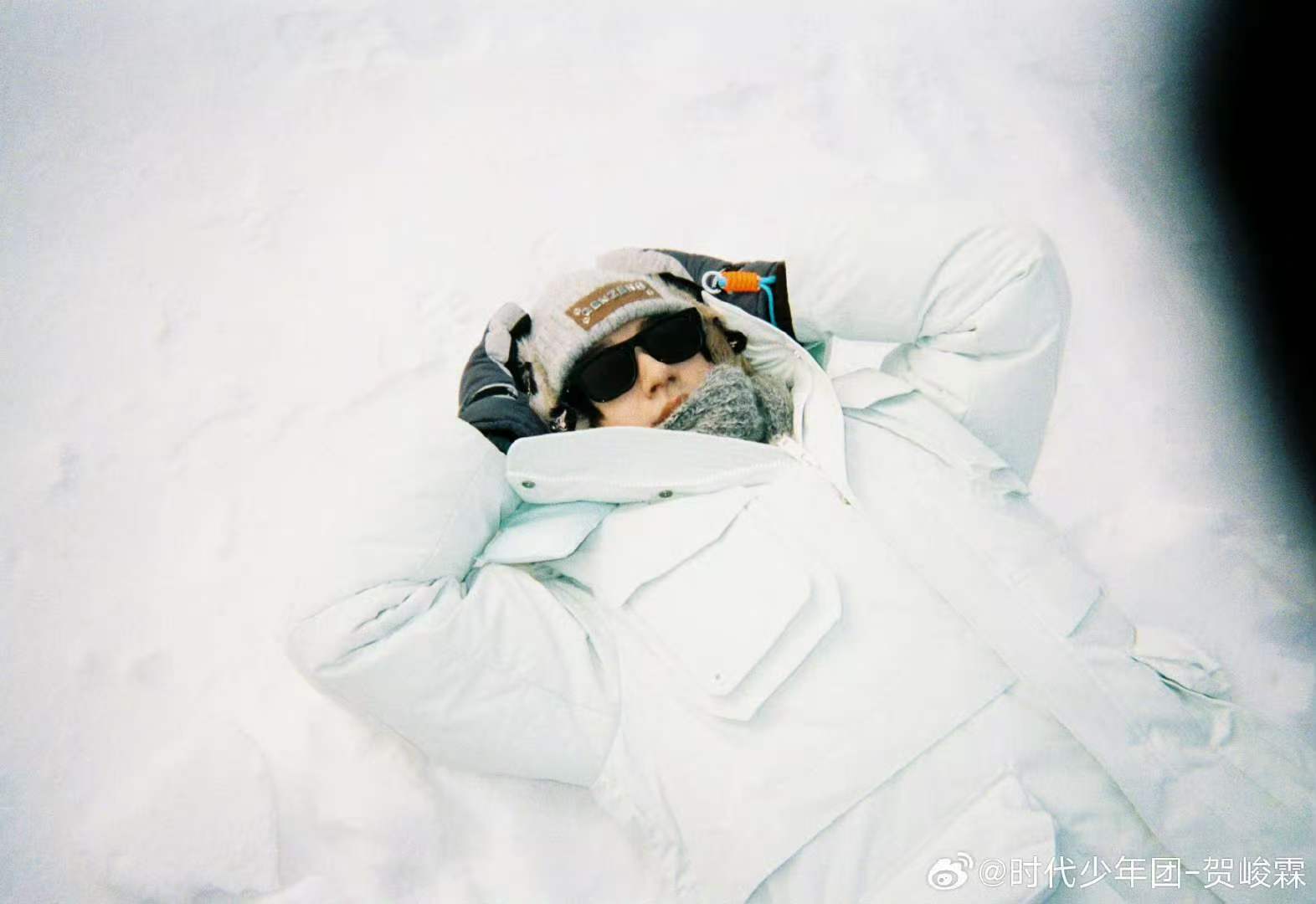 贺峻霖那里不让睡觉贺峻霖躺雪比耶啊哈哈哈哈