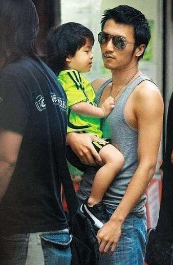 谢霆锋臂力可以，他都是单手抱大儿子。这娃幸福哦，妈妈疼，爸爸爱，奶奶宠。