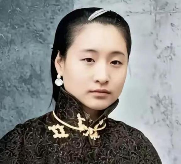 1916年，蔡锷病死了，小情人小凤仙参加完他的葬礼便消失了，直到1998年，她的