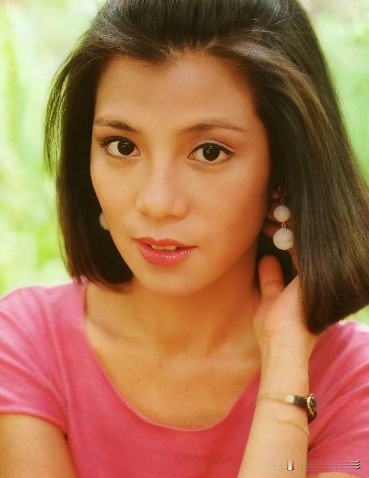 🧡是翁美玲啊。她眼里有俏黄蓉的灵，笑里带港风美人的甜，旧照片里的一颦一笑