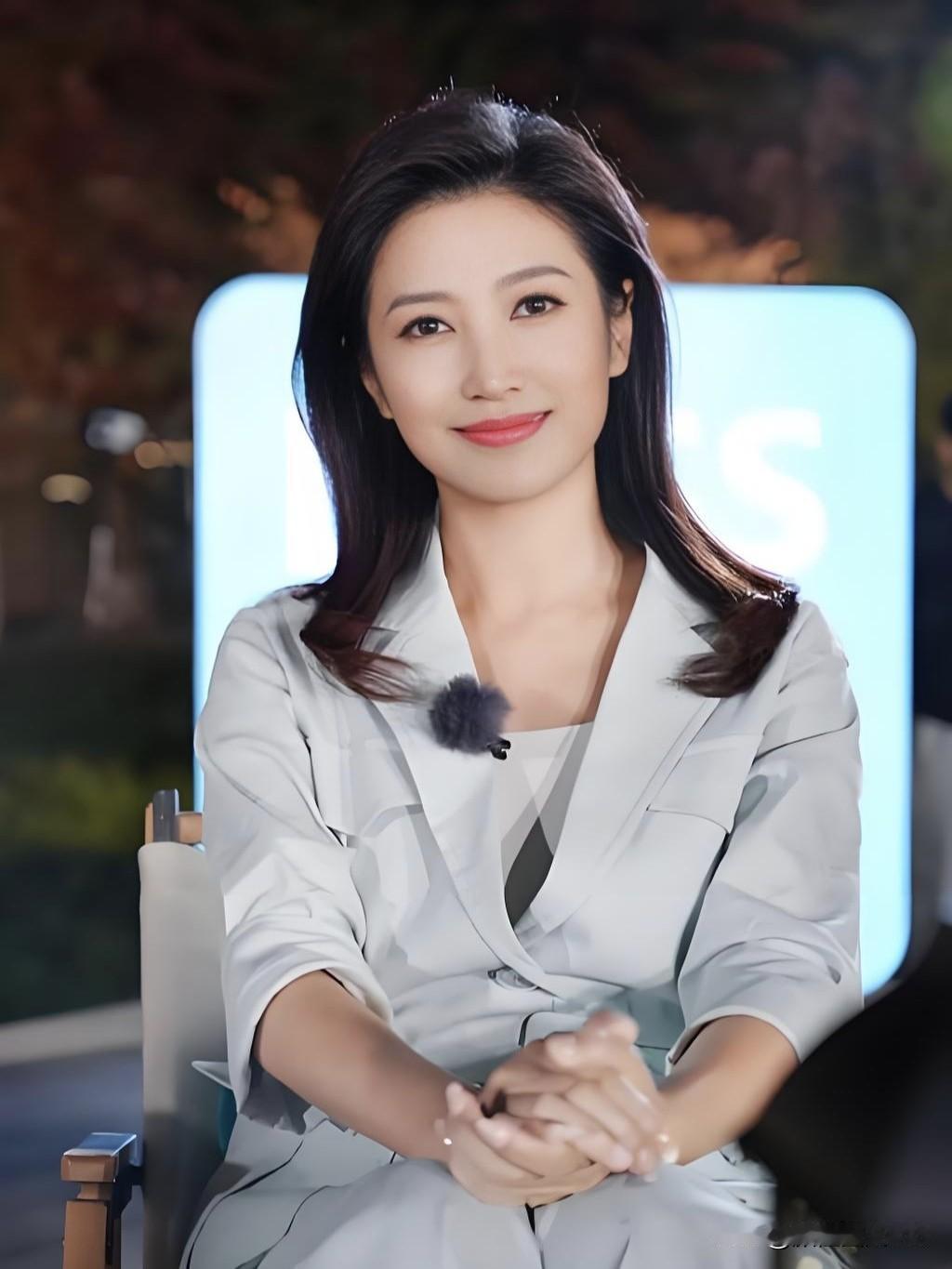 演播室暖光落在春妮舒展的笑靥上，她用柔缓的语调串起烟火故事，满溢的共情力藏在知性