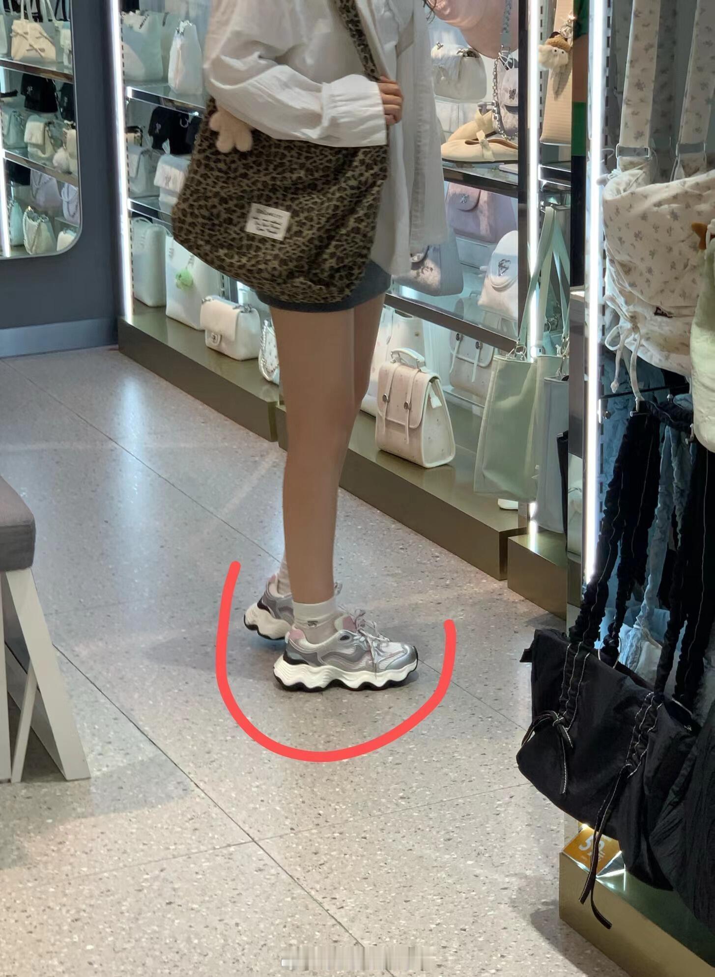 三福看见的，我咧豆~~~本来打算去三福买个帽子的，谁知道看上了别人的鞋子，主要是