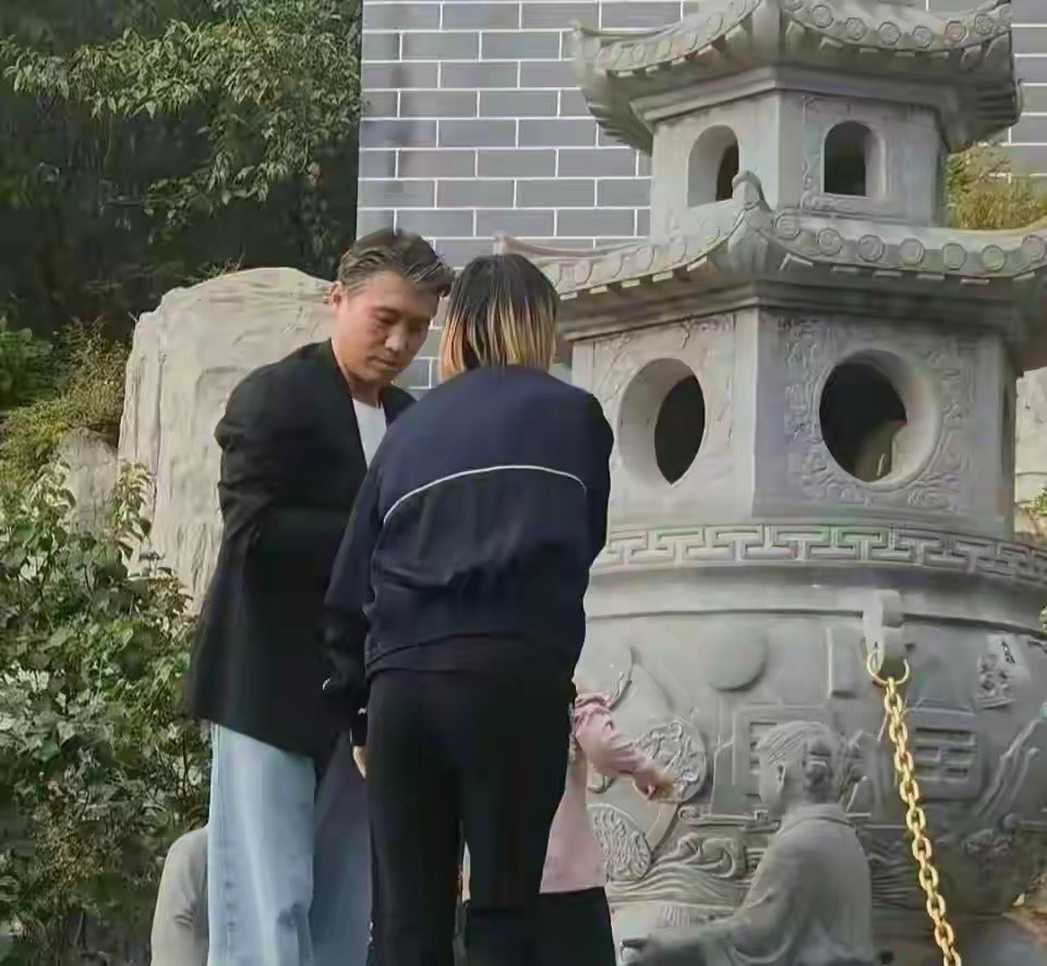 李乃文带着老婆女儿去大孤山玩，俩人还特意弄了挑染发型挺时髦的