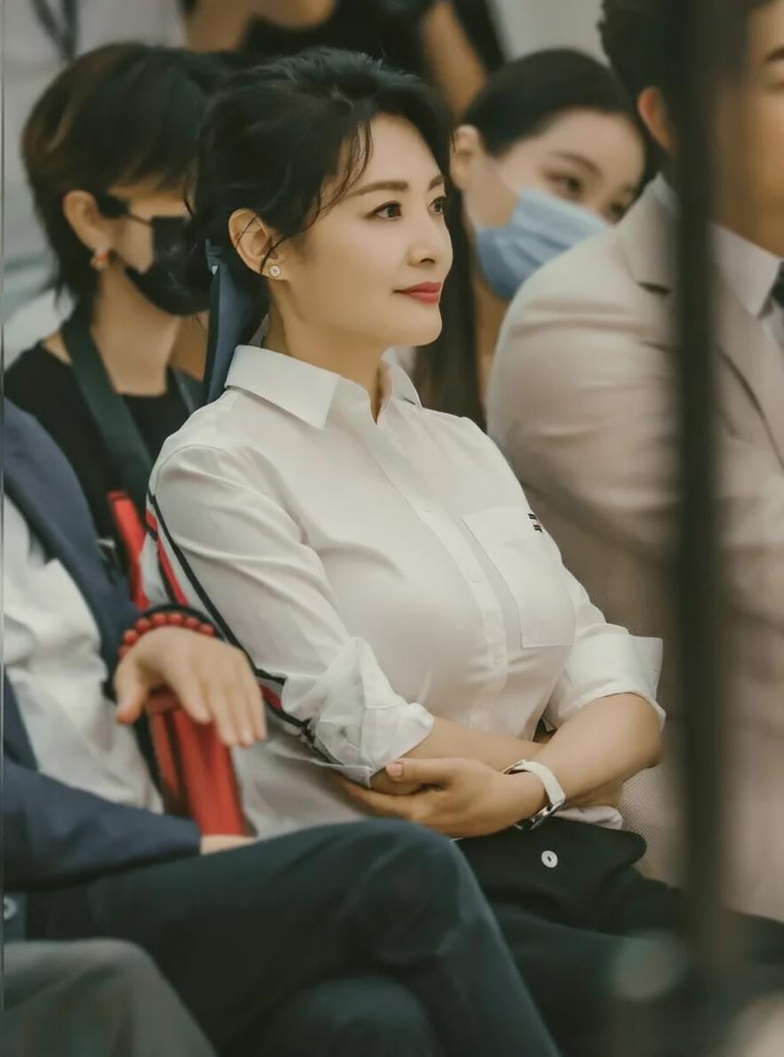 无数国人的记忆中，周涛是春晚舞台上那道最温婉而坚定的光。她连续16年伫立于聚光灯