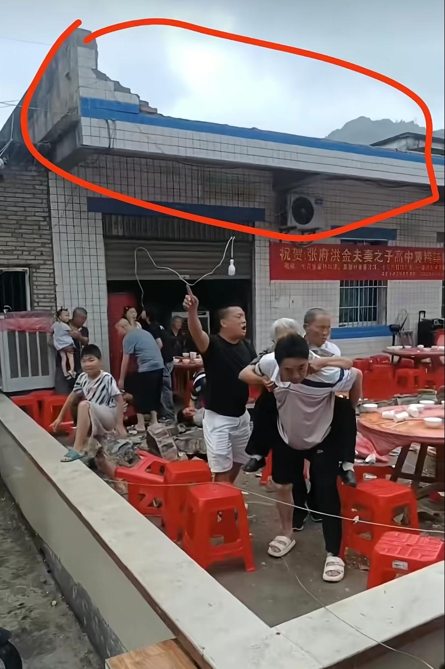终于知道原因了！四川长宁县升学宴事故，女儿墙之所以垮塌，雨棚上的积水并不是主因，