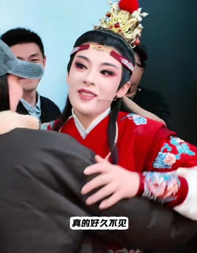 郭碧婷素颜去看陈丽君的越剧表演，俩人在后台相聚时，陈丽君盯着郭碧婷的脸十分为难的