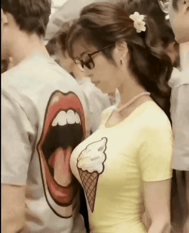 这奇葩的撞衫也太搞笑了画面里的姑娘穿着黄色T恤胸前印着甜筒冰淇淋的图案