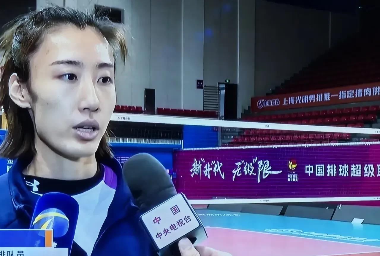 【老将需要顶上了，二王冲呀！】赵勇指导揠苗，新一届中国女排阵容稚嫩。龚翔宇疑似