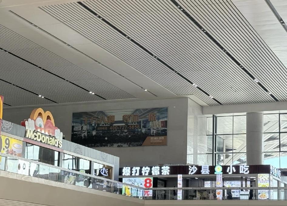 南宁东站检票处的瑞幸和霸王茶姬居然没了，有点猝不及防啊～尤其那家瑞幸，在高铁