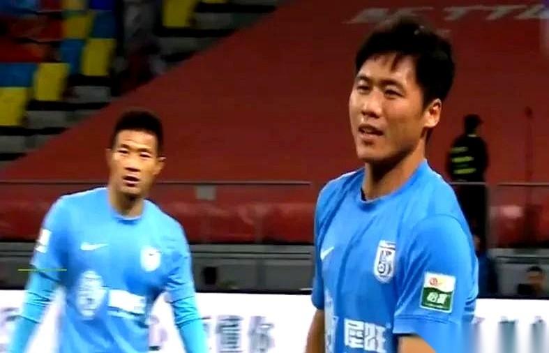 大连英博教练李国旭的椅子，已经被人抽走了一半。开赛两连败，俱乐部砸下去的真金白