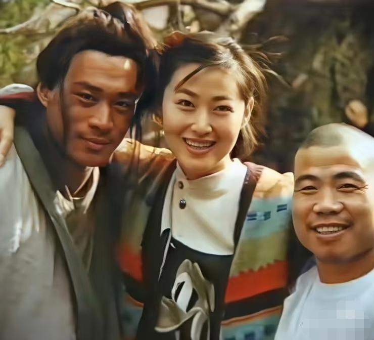 丁海峰、王思懿、宋文华，一张罕见的合影，这张花絮照片拍摄于1996年，是98版《