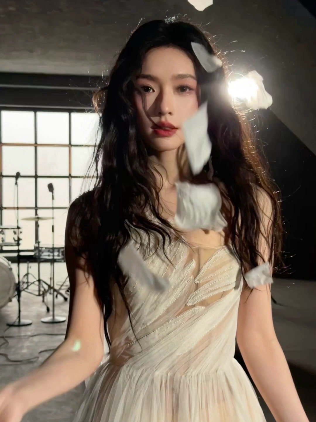 林允live十八宫格营业照林允羽毛氛围感大片救命！林允这组live图太绝了！羽