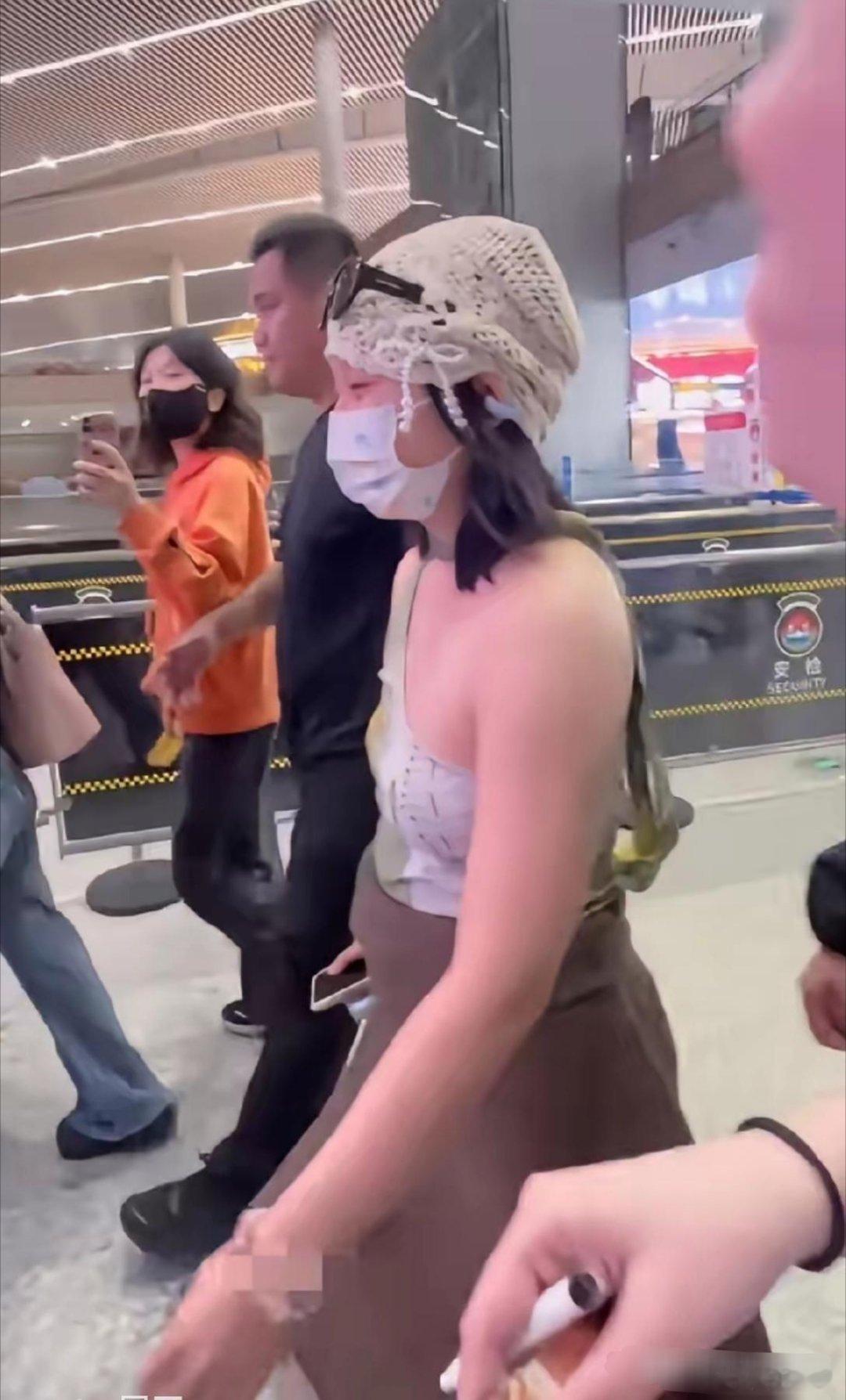 辣目洋子机场被拍，这小肚子真抢镜