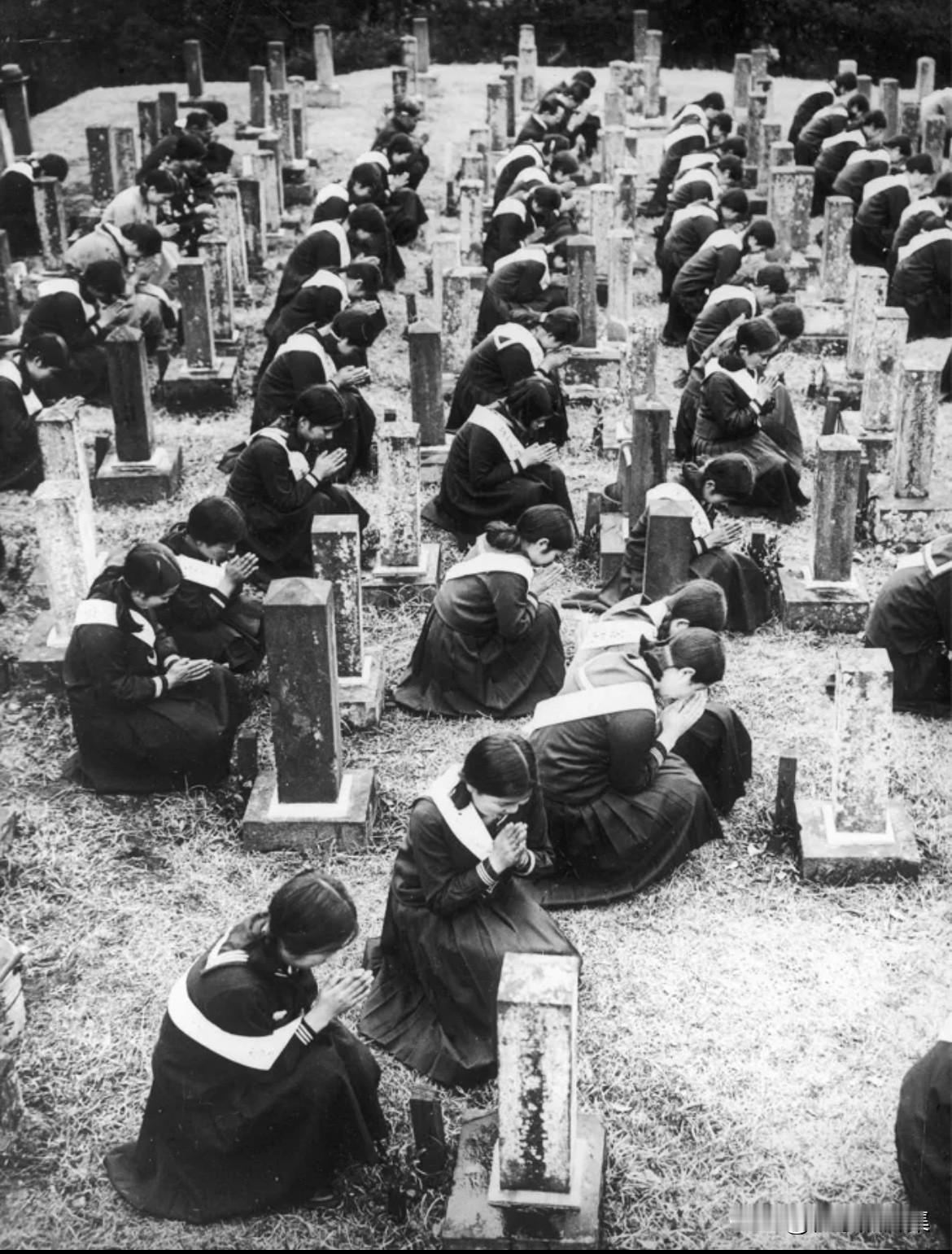 1934年3月，为纪念日俄战争三十周年，日本东京多所中学组织学生前往九段坂军人墓