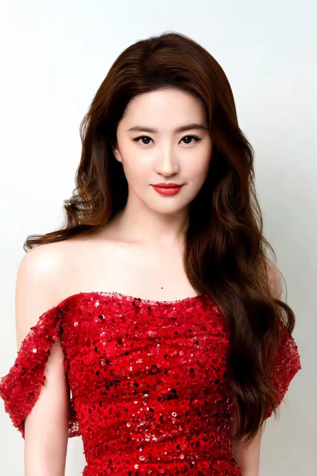 刘亦菲红色抹胸裙：明艳与仙气并存
