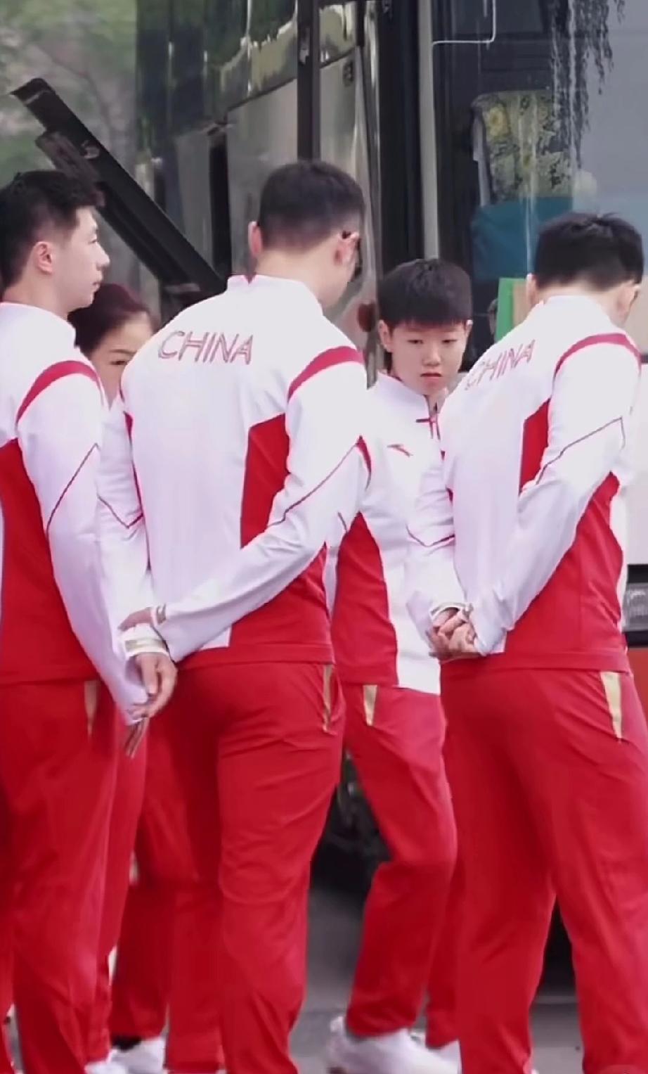 纯真年代的莎莎，在一群叔叔哥哥姐姐面前还是个小孩，寸头心思单纯。小孩技术不小。