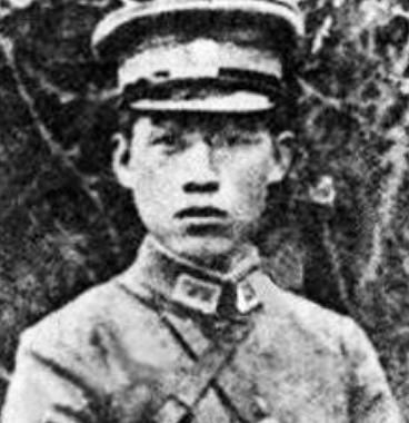 1938年7月，国军少将张岚峰率部投日。当台儿庄的硝烟还未散尽，当无数将士在