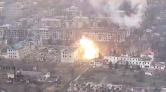 48小时轰炸不停，乌克兰撑不住了！美媒坦诚：主动权还在普京手里。 这两天，乌