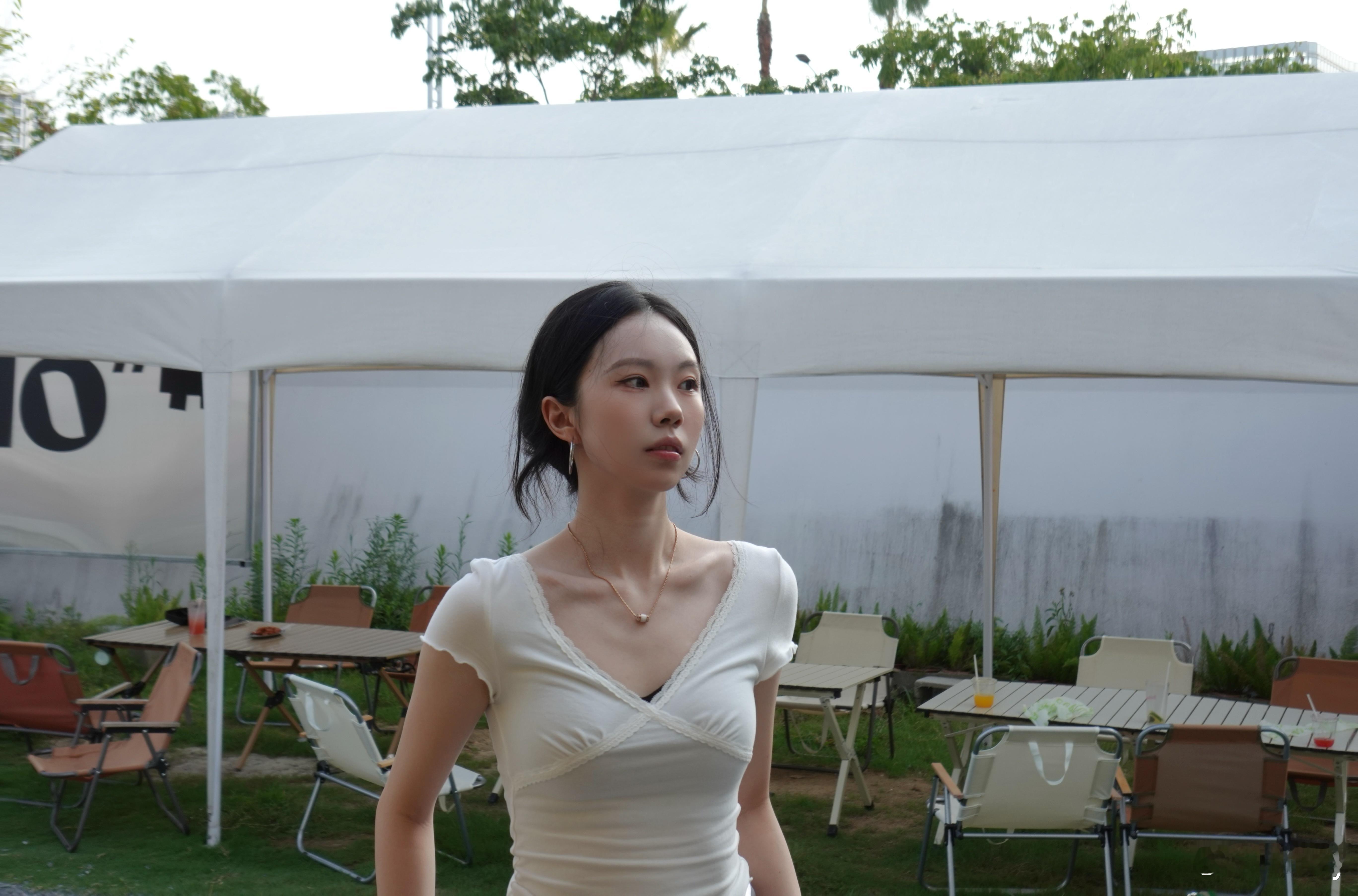 和小李女士在家里化妆聊天准备出门感觉回到大学在宿舍准备出门的日子[笑着哭][奶牛猫