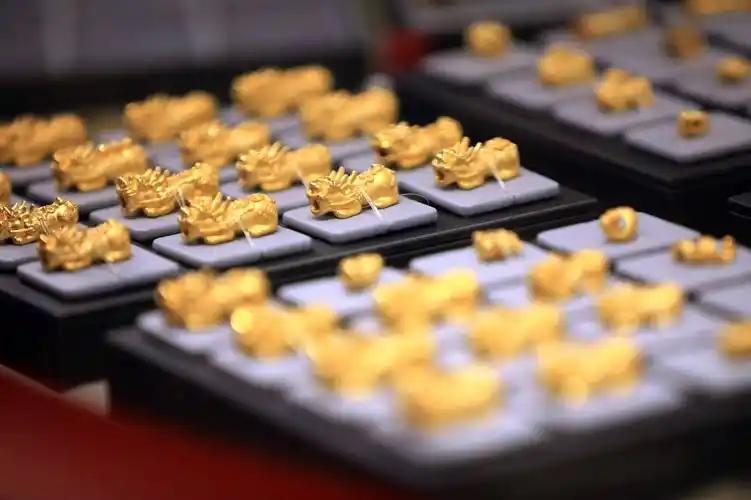 黄金历史上第一次，把美债踩在了脚下。 世界黄金协会与IMF数据显示，黄金在全