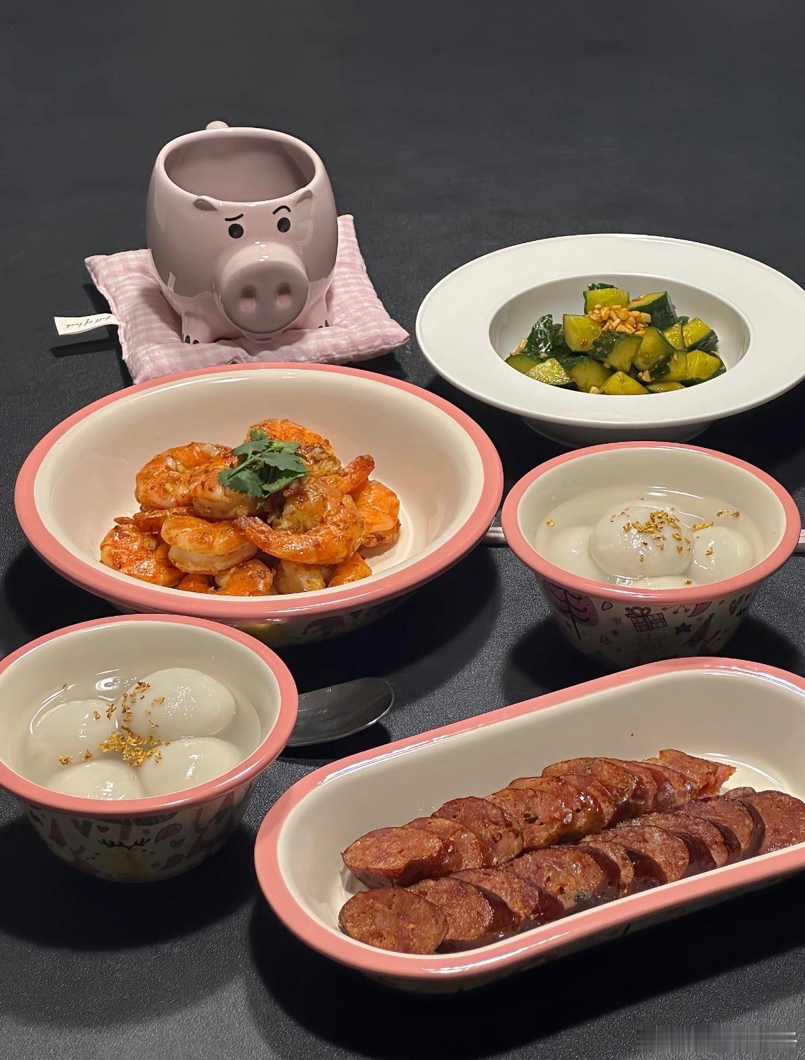 冬至今年的冬至没有大张旗鼓，只是约了两三个好友来家里🏠小聚。窗外天色阴阴的，