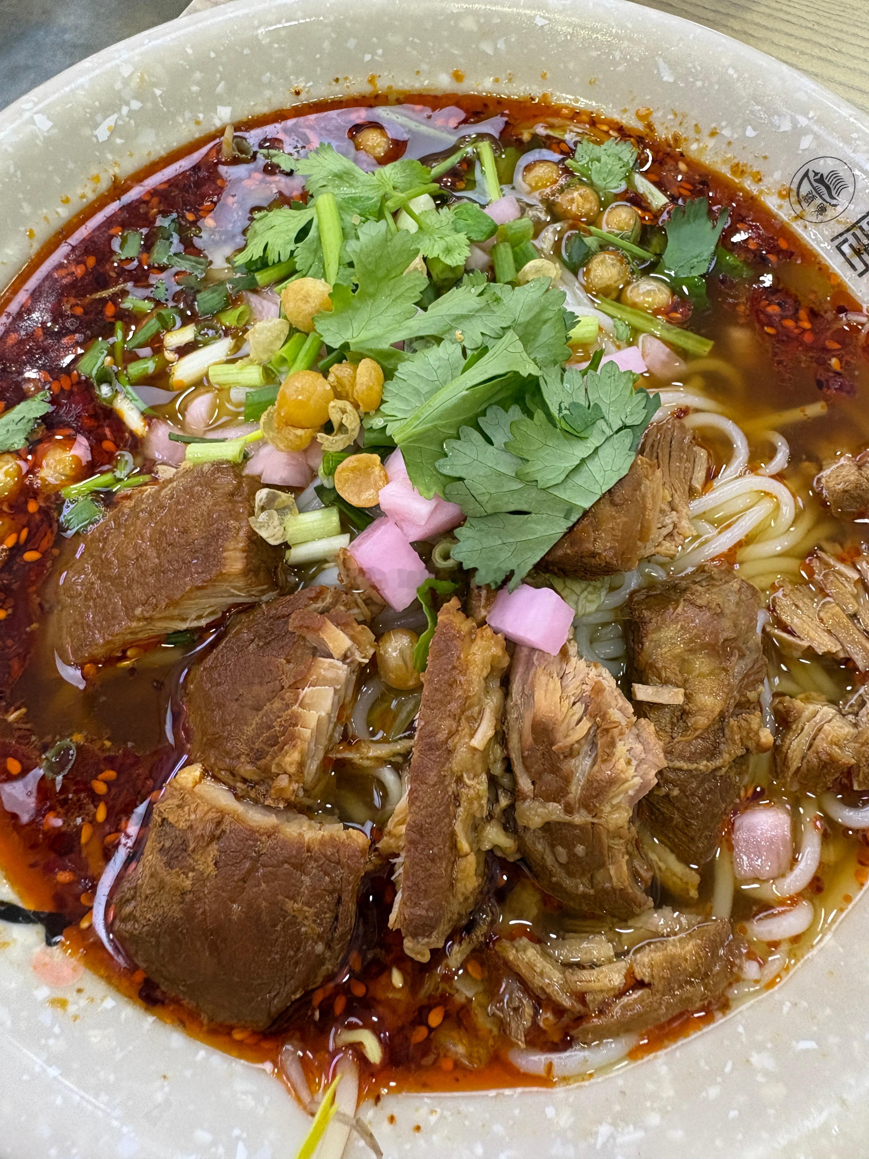 饭桶夫妻的日常：找好吃的小店丸子🧆米线、牛肉米线、凉皮、肉夹馍🥙真好吃待会散