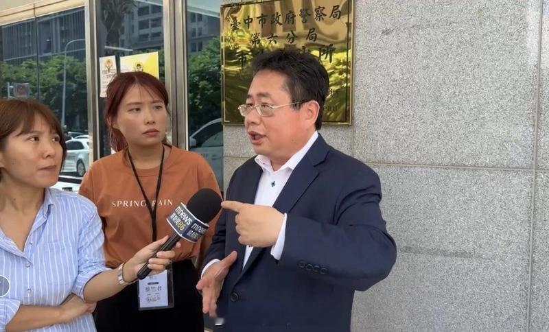 今天上午，亲绿的台籍日裔媒体人矢板明夫在台中演讲后，遭不明人士挥拳殴打，