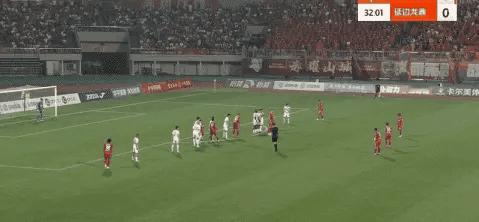 重庆铜梁龙后腰张志雄任意球真是有点水平，又差点完成破门，这次又换了一种进攻方式[