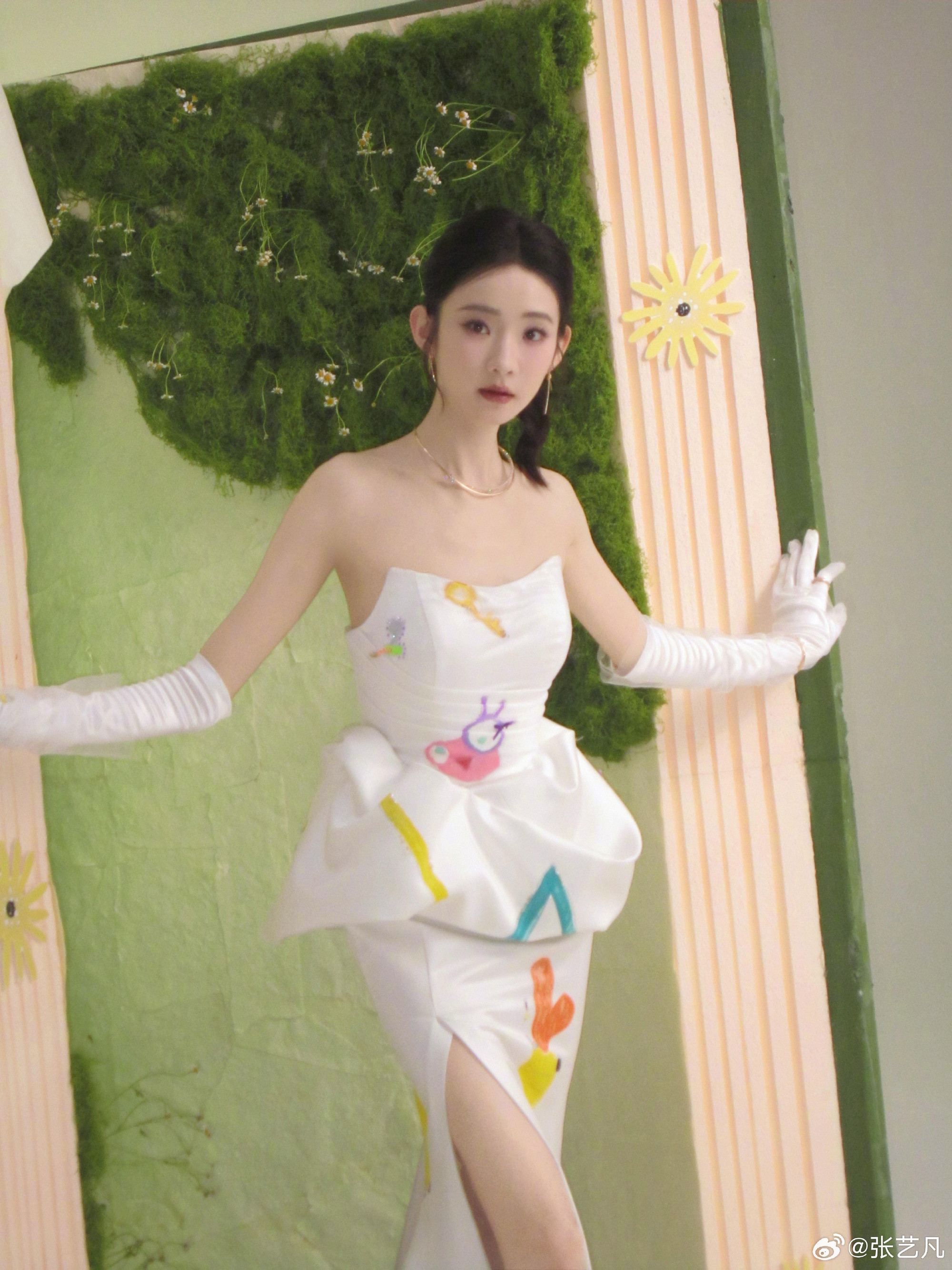 张艺凡把小朋友的画穿在了身上张艺凡把小朋友的画穿在了身上！我滴妈，这也太可爱了