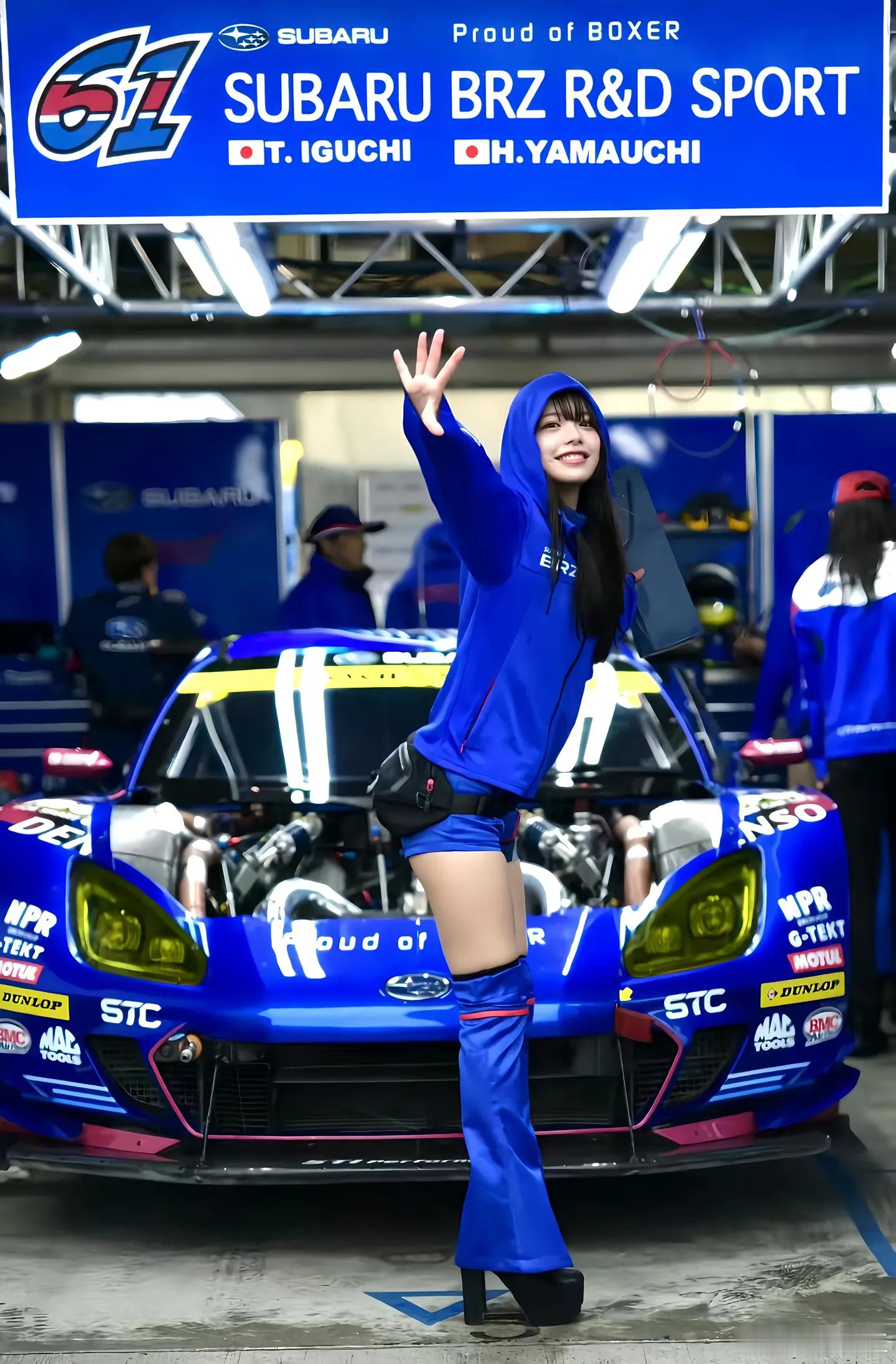 惊艳BRZ展台！身着蓝衣的日系小姐姐，与经典WRC拉力蓝绝配。当优雅身姿遇见竞速